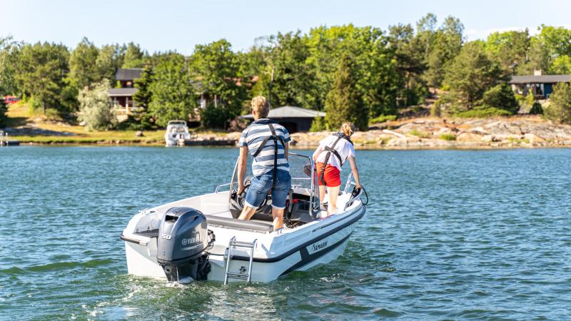 Yamarin 46SC has bow railings as a standard