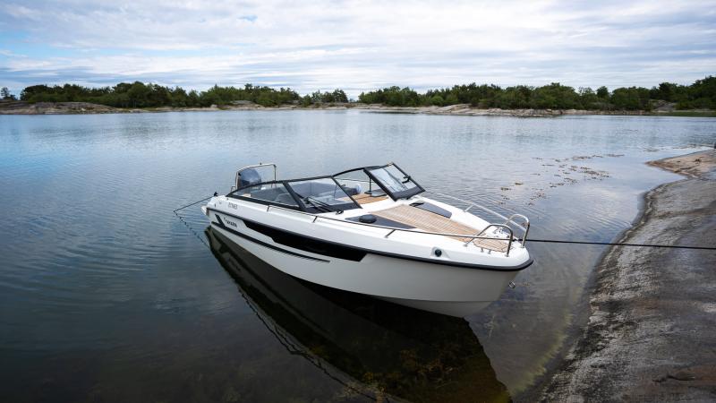 Yamarin 63 DC on varusteltu mukavalla teak- kannella 